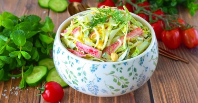 Крабовый салат с капустой и огурцом