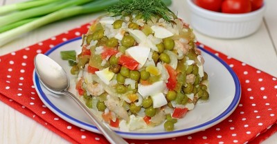 Салат печень трески с рисом классический