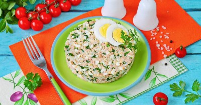 Простой легкий и быстрый салат печень трески с рисом