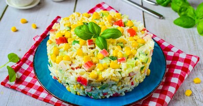 Крабовый салат классический с огурцом рисом и кукурузой
