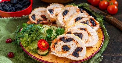 Куриный рулет с черносливом в духовке