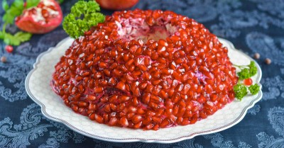 Салат Гранатовый браслет с курицей классический