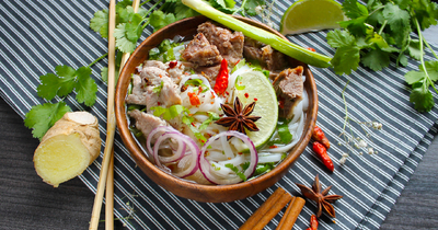 Классический вьетнамский суп фо бо с лапшой и овощами