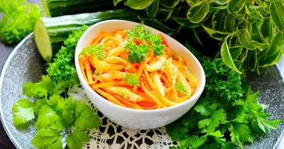 Салат из свежих огурцов чеснока и моркови