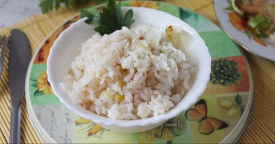 Рис с луком пореем типа плова