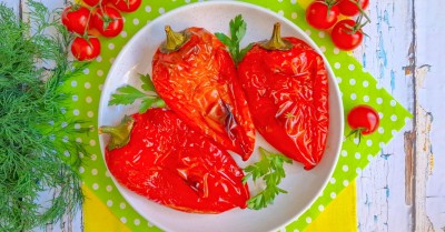 Запеченные перцы в аэрогриле целиком