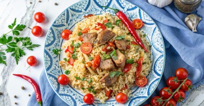 Классический плов со свининой в казане на плите