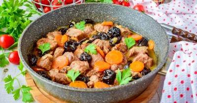 Свинина с черносливом тушеная