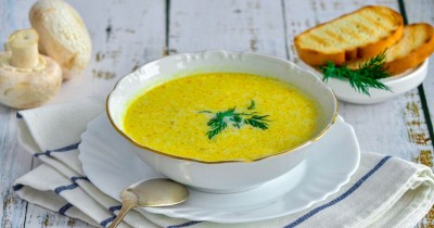Сырный суп с грудкой и грибами
