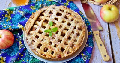 Пирог с яблоками и корицей