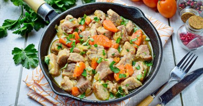 Мясо свинины с луком и морковью на сковороде