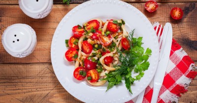 Салат с морепродуктами и помидорами