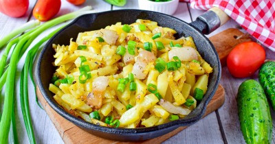 Жареная картошка с салом и луком на сковороде
