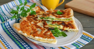 Лаваш с творогом и яйцом на сковороде