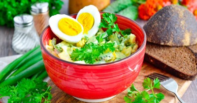 Салат из свежих огурцов и яиц простой и легкий