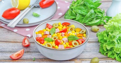 Салат колбаса кукуруза помидор