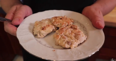 Куриные оладьи в сливочном соусе