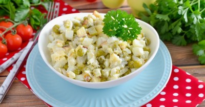 Новогодний салат из вареной трески