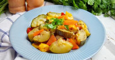 Тушеные овощи на сковороде гарнир к стейку