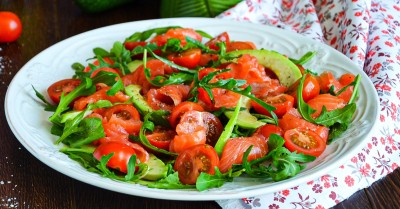 Салат с авокадо помидорами и красной рыбой