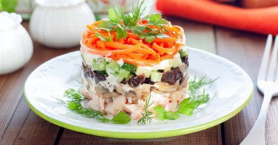 Салат Вечер с грибами, корейской морковью и курицей