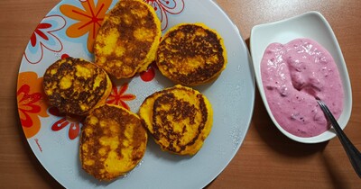 тыквенный сырник с клубничным соусом