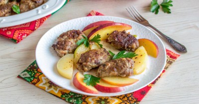 Куриная печень с яблоками