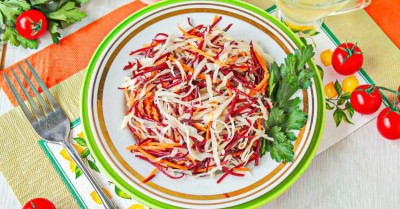 Салат из свежей свеклы моркови и капусты
