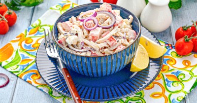 Салат кальмары крабовые палочки яйцо