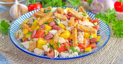 Простой легкий и быстрый салат с кириешками и курицей