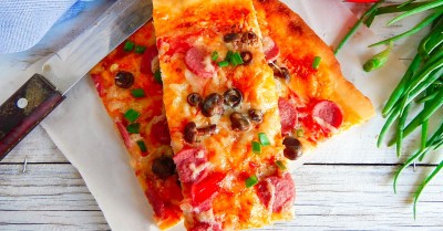 Быстрая пицца на кефире с помидорами и грибами в духовке