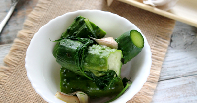 Малосольные быстрые огурцы с укропом и листьями смородины