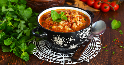 Турецкий суп на овощном бульоне из чечевицы с булгуром