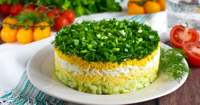 Салат из свежих огурцов и яиц с сыром
