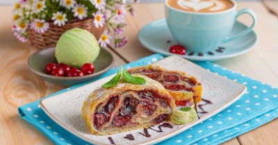 Вишневый штрудель с вишней