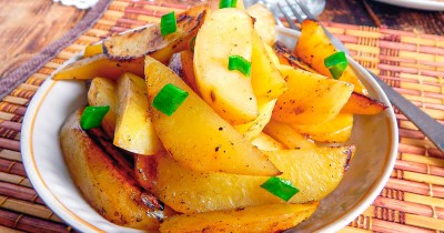 Картошка в духовке без мяса с чесноком