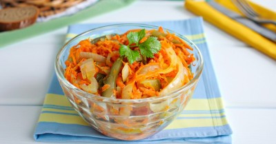 Салат с морковью луком и солеными огурцами