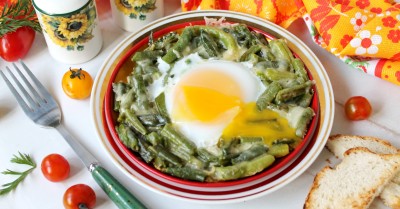 Стручковая фасоль на сковороде с яйцом