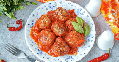 Классические фрикадельки из фарша в соусе