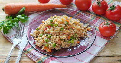 Рис с капустой и помидорами