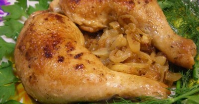 Куриные окорочка жареные с луком на сковороде