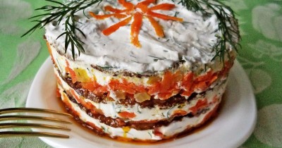 Печеночный торт из говяжьей печени и моркови со сметаной