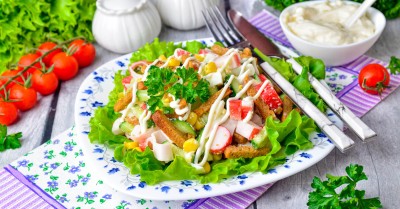 Крабовый салат с сухариками и кукурузой