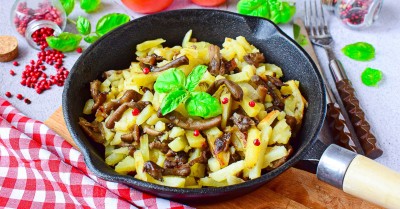 Картошка с опятами жареная на сковороде