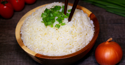 Рис томленый в сливочном масле с зеленым луком