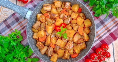 Баклажаны с картошкой на сковороде