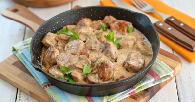 Говядина в сметанном соусе тушеная