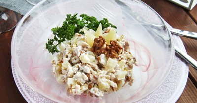 Салат с куриными бедрышками, ананасом и грецкими орехами