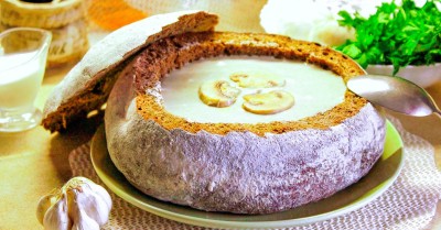 Чешский суп в хлебе с шампиньонами и картошкой