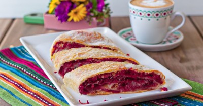 Штрудель с вишней из слоеного теста